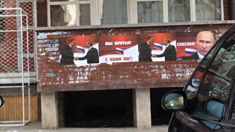 Flamuj rus, foto të Putinit dhe mbishkrime ‘Ne jemi vëllezër’ gjithandej në Mitrovicë