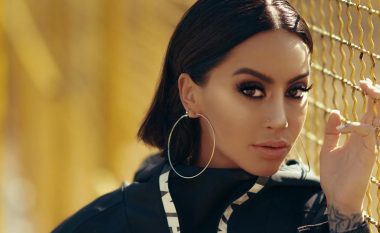 Dafina Zeqiri mbulon fytyrën dhe ekspozon trupin