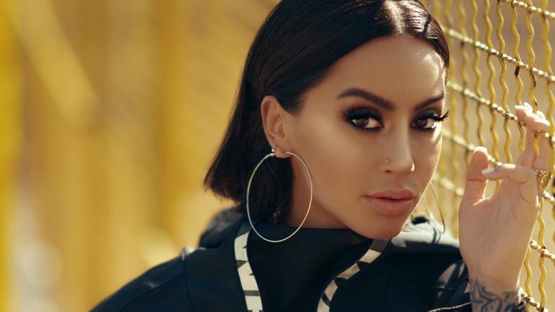 Dafina Zeqiri mbulon fytyrën dhe ekspozon trupin