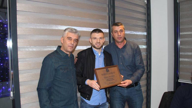 Valon Berisha viziton klubin e Llapit, takohet me kryesinë, trajnerët dhe lojtarët