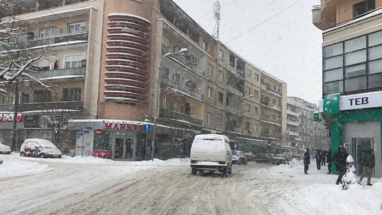 Bora mbulon rrugët e Gjakovës, qytetarët rrezikohen nga veturat (Foto)