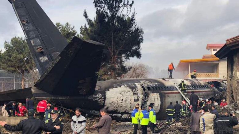 Rrëzohet aeroplani transportues në Iran, brenda tij ishin 10 anëtarë të bordit (Foto/Video)