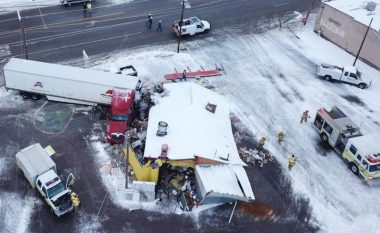 Kamioni gjigant rrëshqet në rrugën me borë, përplaset në një restorant në SHBA që e bën rrafsh me tokë (Foto)
