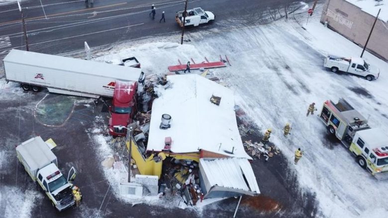 Kamioni gjigant rrëshqet në rrugën me borë, përplaset në një restorant në SHBA që e bën rrafsh me tokë (Foto)