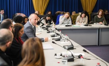 Haradinaj takon studentët e Vjenës dhe Venedikut, i njofton për gjendjen në vend