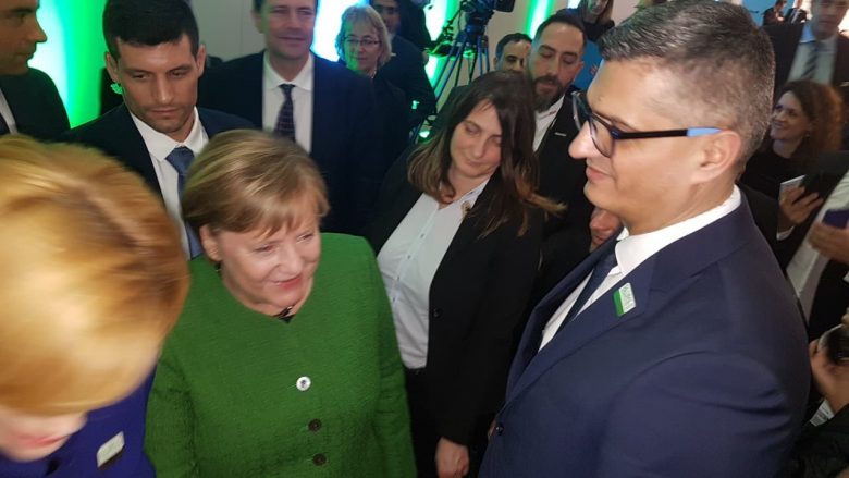 Kërkuan shkarkimin e tij, Rikalo takohet me Merkelin në Forumin Global për Bujqësi