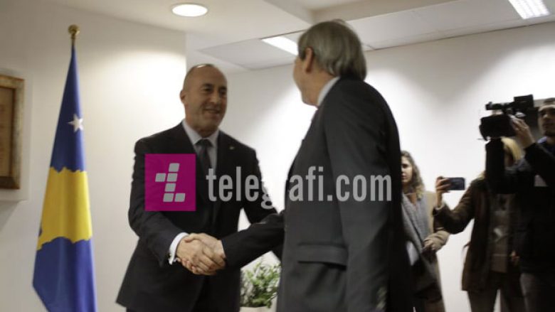 Komisioneri Hahn arrin në Kosovë, takohet me Haradinajn (Foto)