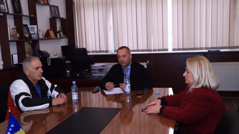 Deçani bënë thirrje për ndërprerje të grevës, kryetari i Sindikatës në këtë komunë jep dorëheqje