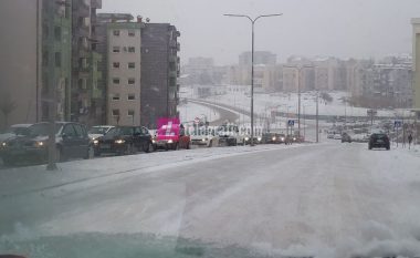 Rruga e rrëshqitshme krijon kolonë automjetesh në lagjen Mati 1 në Prishtinë (Foto)
