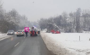 Rrokulliset një veturë në rrugën Klinë-Pejë