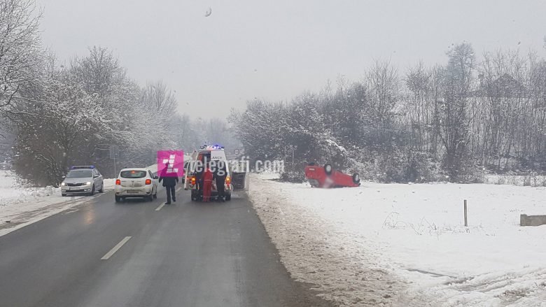 Rrokulliset një veturë në rrugën Klinë-Pejë