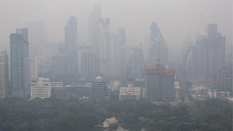 Ajri i ndotur aq keq, banorët e Bangkokut nxjerrin gjak gjatë kollitjes dhe teshtimës – publikojnë fotografitë! (Foto)