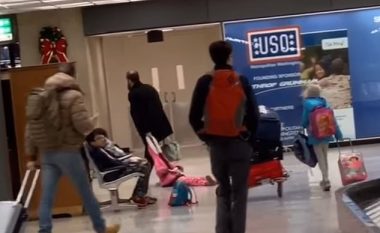 Babai tërheq vajzën e tij zvarrë, përmes aeroportit – nga kapuçi i xhaketës së saj (Video)