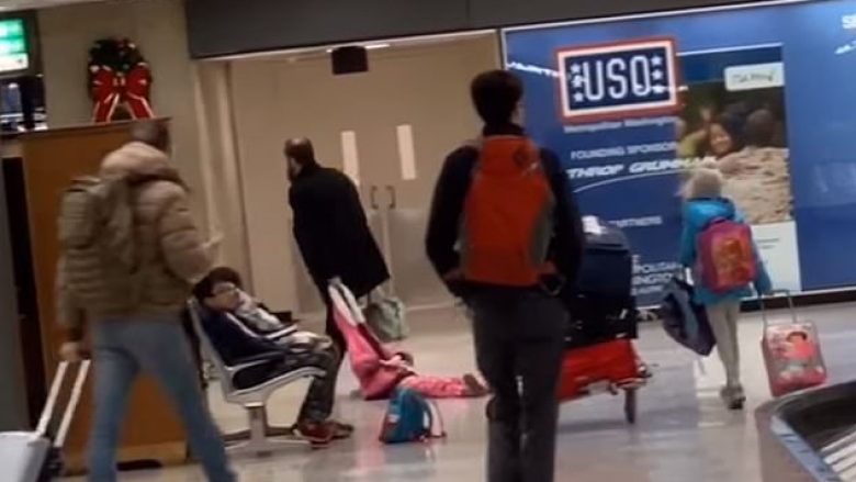 Babai tërheq vajzën e tij zvarrë, përmes aeroportit – nga kapuçi i xhaketës së saj (Video)