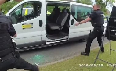 “Hidhe, ose do të qëllojmë”: Kamerat kapin momentin kur policia qëllon me armë një burrë që mbante një armë në duar (Video)