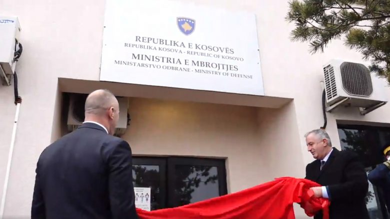 Fillon procesi i tranzicionit të FSK-së në Ushtri, Haradinaj bën zbulimin e pllakës me mbishkrimin “Ministria e Mbrojtjes”