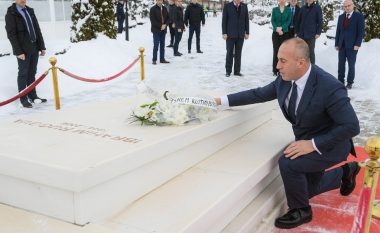 Haradinaj homazhe te varri i Ibrahim Rugovës, viziton edhe familjen e tij