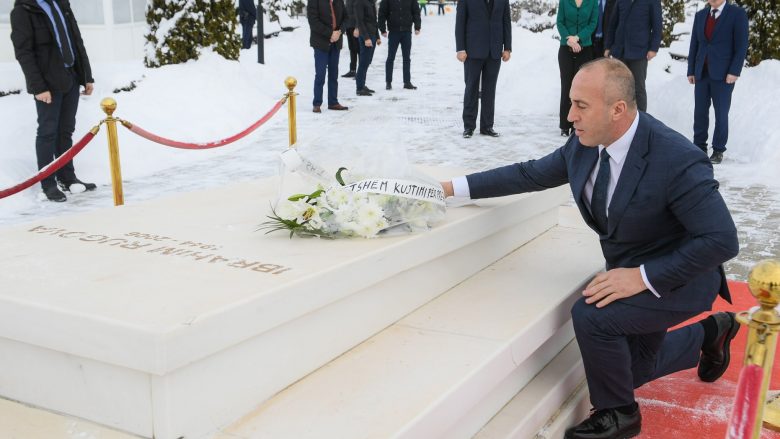 Haradinaj homazhe te varri i Ibrahim Rugovës, viziton edhe familjen e tij