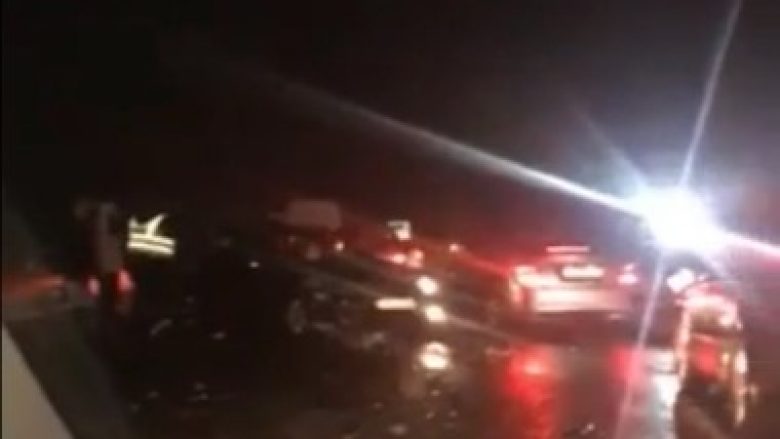 Dy aksidente në Autostradën “Ibrahim Rugova” – në njërin të përfshirë pesë vetura, në tjetrin gjashtë të tjera (Video)