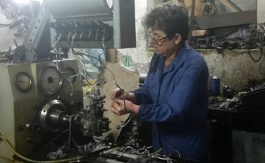 Njihuni me Agimen, mekaniken e vetme grua në Shqipëri (Video)