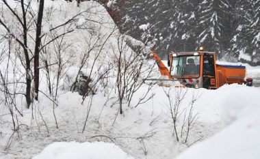 Pesë metra borë në Alpe, era fryn me 160 kilometra në orë