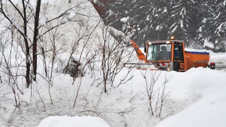 Pesë metra borë në Alpe, era fryn me 160 kilometra në orë
