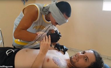 Artisti i tatuazheve përfundoi sfidën me sy mbyllur, me rezultate shumë të padëshirueshme (Video)