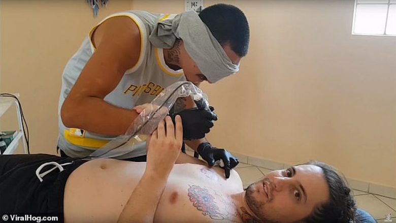 Artisti i tatuazheve përfundoi sfidën me sy mbyllur, me rezultate shumë të padëshirueshme (Video)