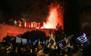 Degjeneron në dhunë protesta jashtë Parlamentit në Athinë, disa të plagosur