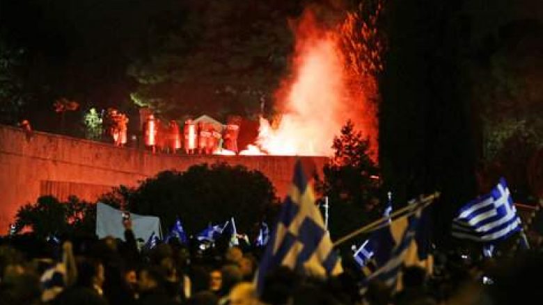 Degjeneron në dhunë protesta jashtë Parlamentit në Athinë, disa të plagosur