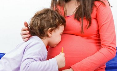A mund ta ushqej fëmijën me qumësht gjiri tash kur jam shtatzënë?