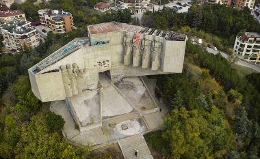 Bullgaria nga një dimension tjetër: Pamjet nga droni shfaqin ndërtesat e braktisura sovjetike, të vendosura në peizazhe përrallore (Foto)