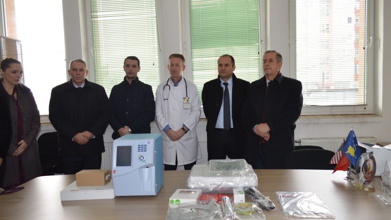 Kompania IPKO ndihmon QKMF në Malishevë me aparat laboratorik