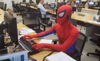 Dha dorëheqje nga banka, ditën e fundit të punës shkoi i veshur si Spider-Man (Foto)