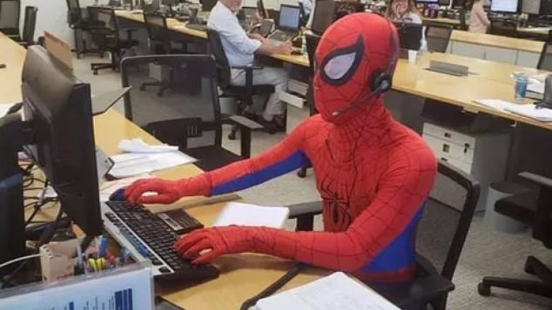 Dha dorëheqje nga banka, ditën e fundit të punës shkoi i veshur si Spider-Man (Foto)