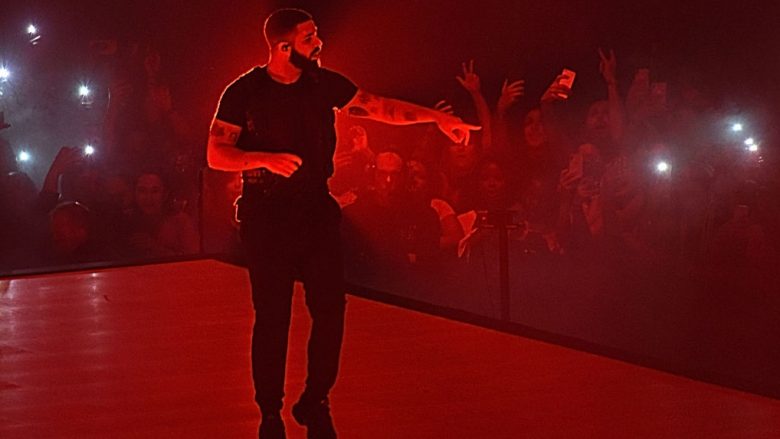 Publikohet sërish videoja në të cilën Drake puth dhe përkëdhel një 17-vjeçare në skenë