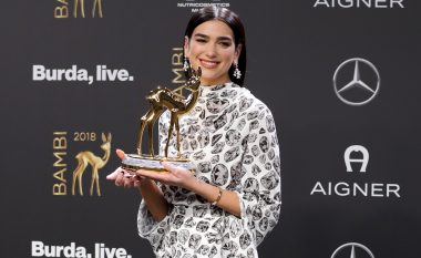 Dua Lipa nderon aktivistët e AIDS me “Swan Song”