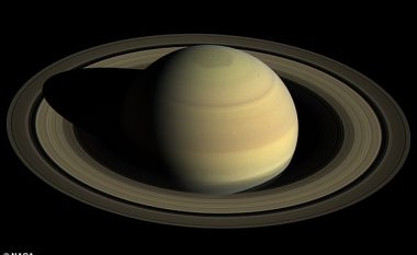 Duke studiuar rrathët e Saturnit, shkencëtarët zbuluan se sa zgjatë dita në këtë planet të ngrirë (Foto)