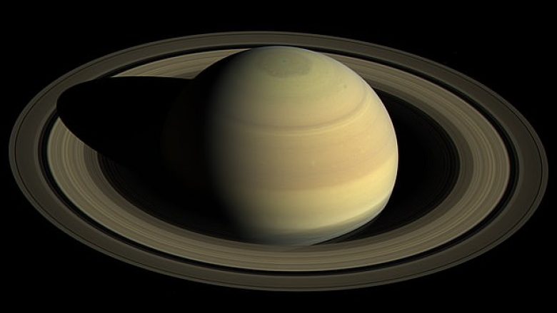 Duke studiuar rrathët e Saturnit, shkencëtarët zbuluan se sa zgjatë dita në këtë planet të ngrirë (Foto)