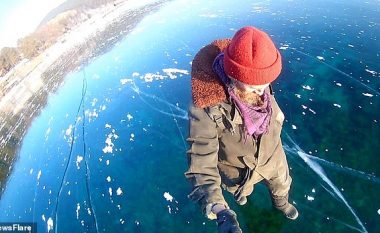 Ecja nëpër sipërfaqen e ngrirë të liqenit më të thellë në botë (Video)