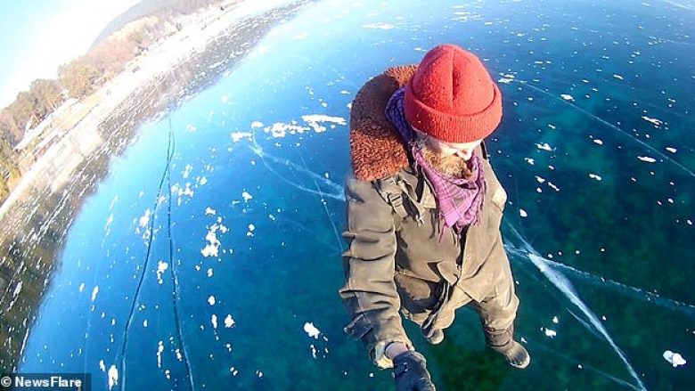Ecja nëpër sipërfaqen e ngrirë të liqenit më të thellë në botë (Video)