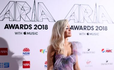 Rita Ora pozon e zhveshur që në mëngjes, ngacmon imagjinatën e fansave në Instagram