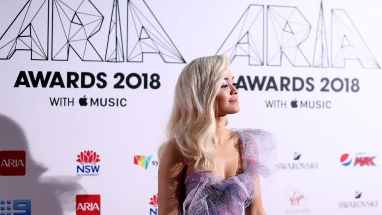 Rita Ora pozon e zhveshur që në mëngjes, ngacmon imagjinatën e fansave në Instagram