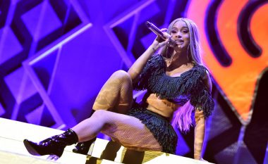 E ‘tradhtoi’ veshja teksa bënte “twerk”, reperja Cardi B detyrohet ta ndërpresë koncertin