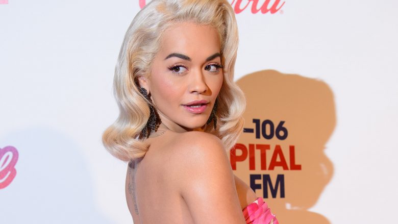 Rita Ora tregon djegiet e marra nga dielli gjatë pushimeve