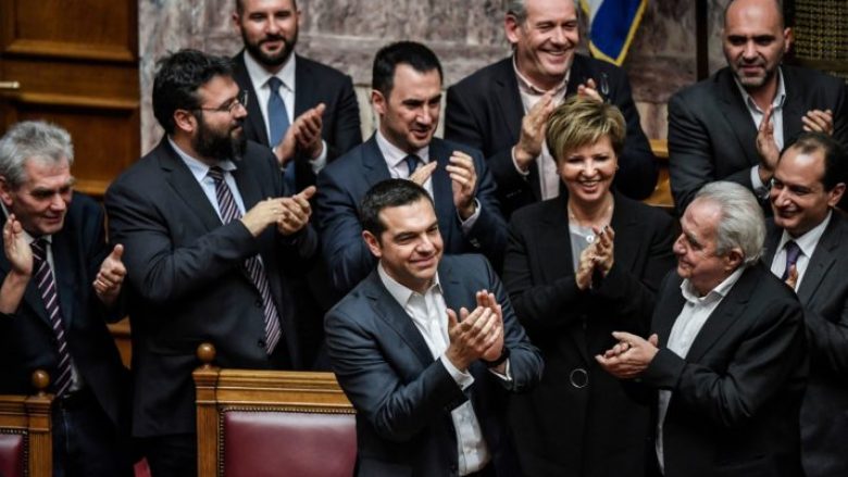 Tsipras i mbijeton mocionit të mosbesimit