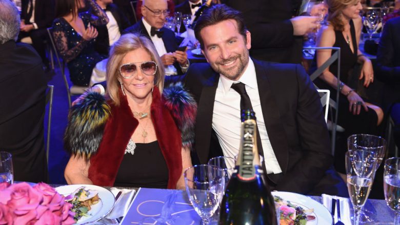 Bradley Cooper shoqërohet nga nëna në ‘SAG Awards’