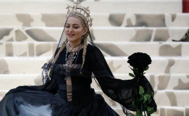 Madonna flet për varfërinë: Nuk kisha para të blija fustan, u mësova ta qep vet