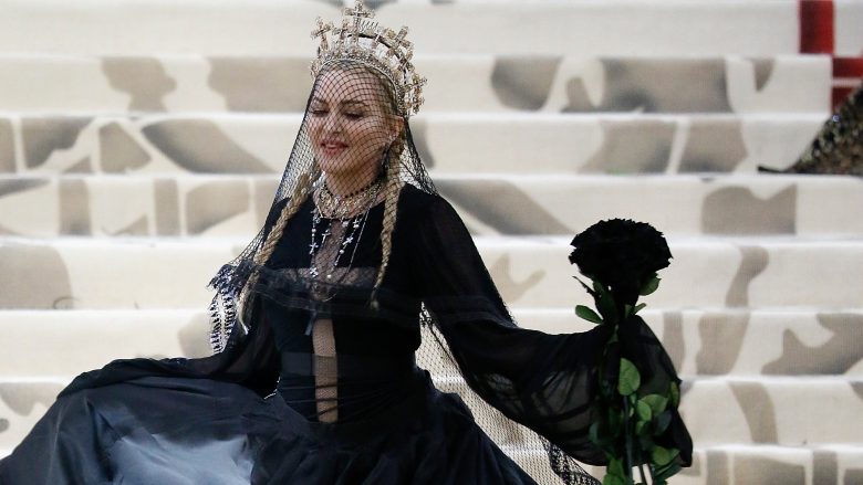 Madonna flet për varfërinë: Nuk kisha para të blija fustan, u mësova ta qep vet