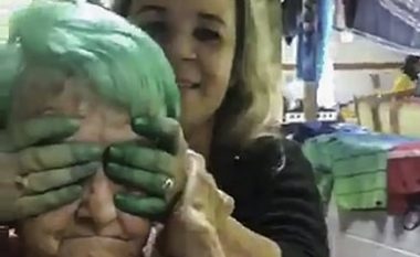 Gëzimi i 80-vjeçares pasi ia lyen flokët për herë të parë (Video)